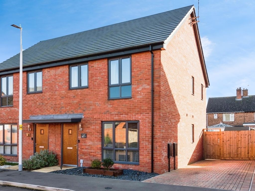 3 bed semidetached house for sale in Sparrowdale Close, Grendon