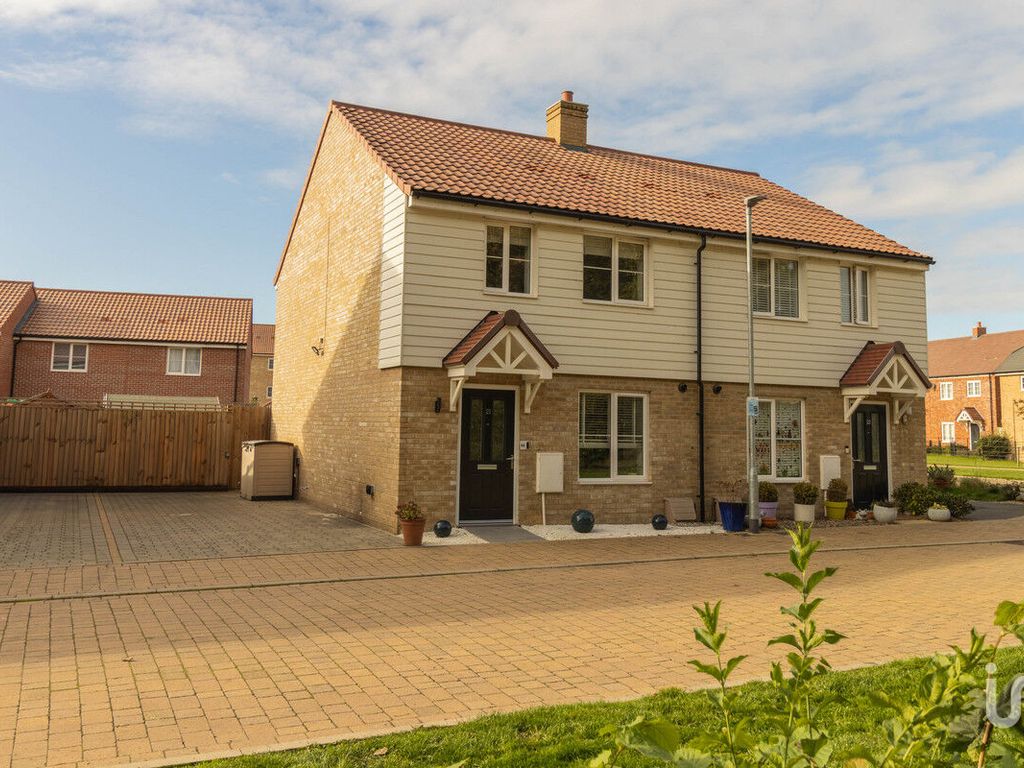 3 bed semidetached house for sale in Radley Lane, Stortford