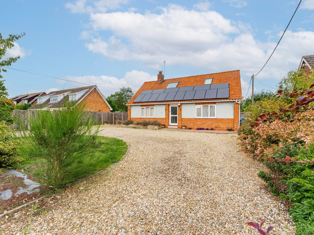 4 bed detached bungalow for sale in Style Loke, Barford, Norwich NR9, £425,000 Zoopla