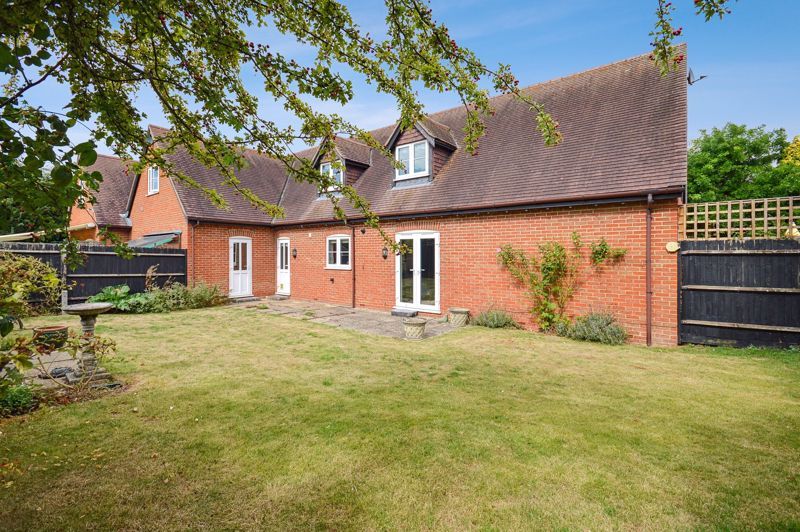 3 bed semidetached house for sale in Eaton Close, Weston Turville