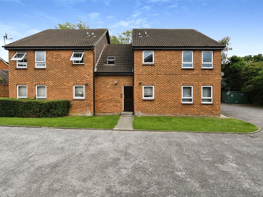 1 bed flat for sale in Heideck Gardens, Hutton, Brentwood, Essex CM13