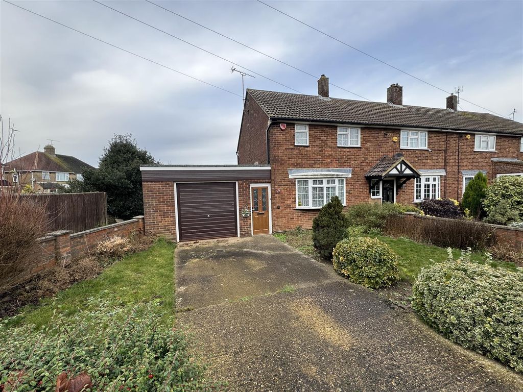 2 bed end terrace house for sale in Jeans Way, Dunstable, Bedfordshire