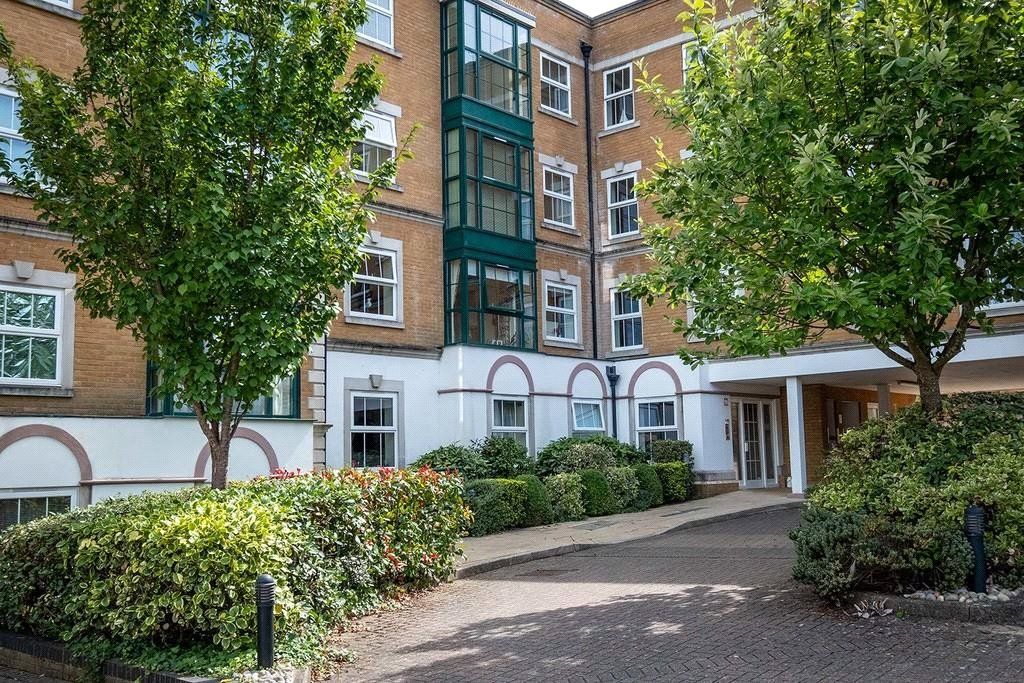 2 bed flat for sale in Medina Gardens, Cowes, Isle Of Wight PO31, £