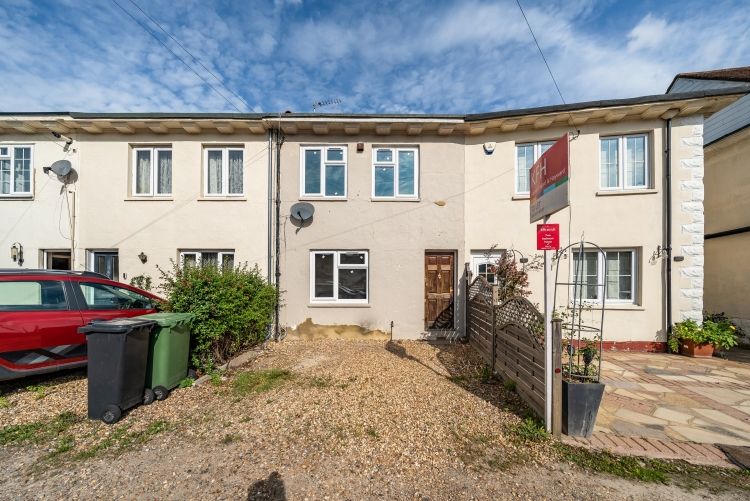 3 bed flat to rent in Horton Hill, Epsom KT19, £1,600 pcm Zoopla