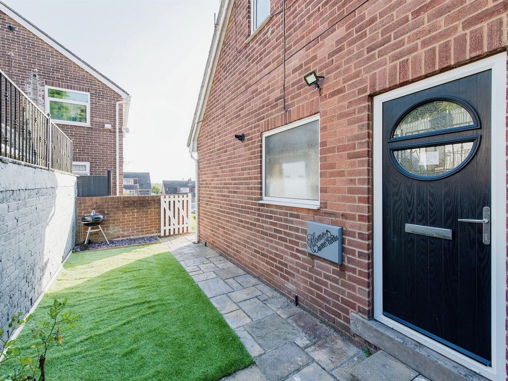 3 bed semidetached house for sale in Moor View Close, Castleford WF10