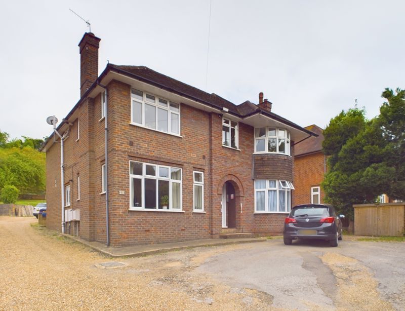 2 bed flat for sale in Desborough Avenue, High HP11, £250,000