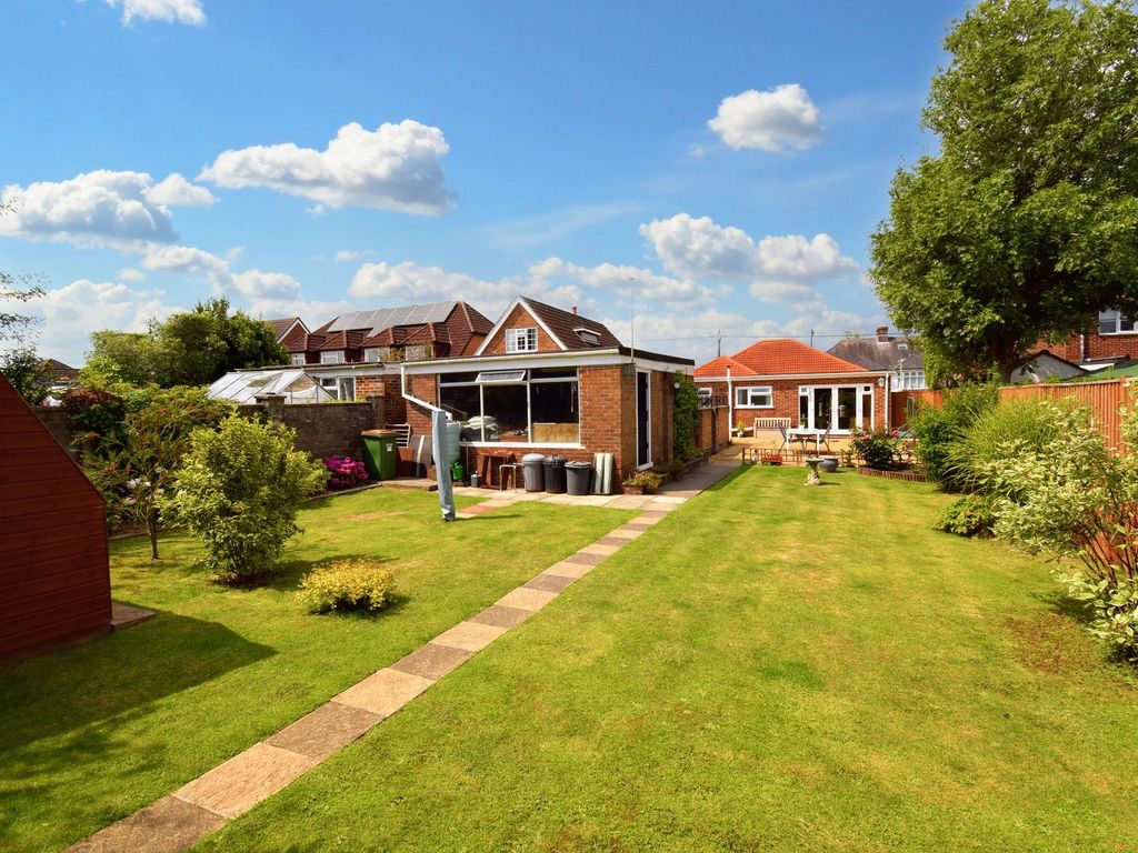 3 bed detached bungalow for sale in Weavills Road, SO50, £