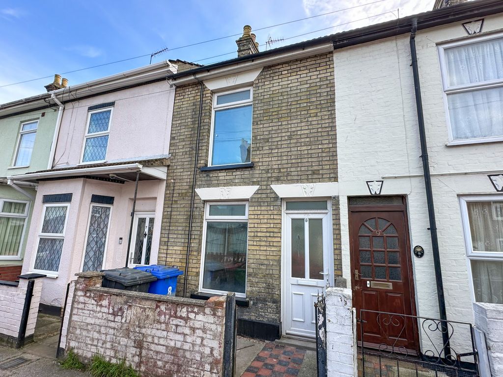 3 bed terraced house to rent in Cathcart Street, Lowestoft NR32, £795