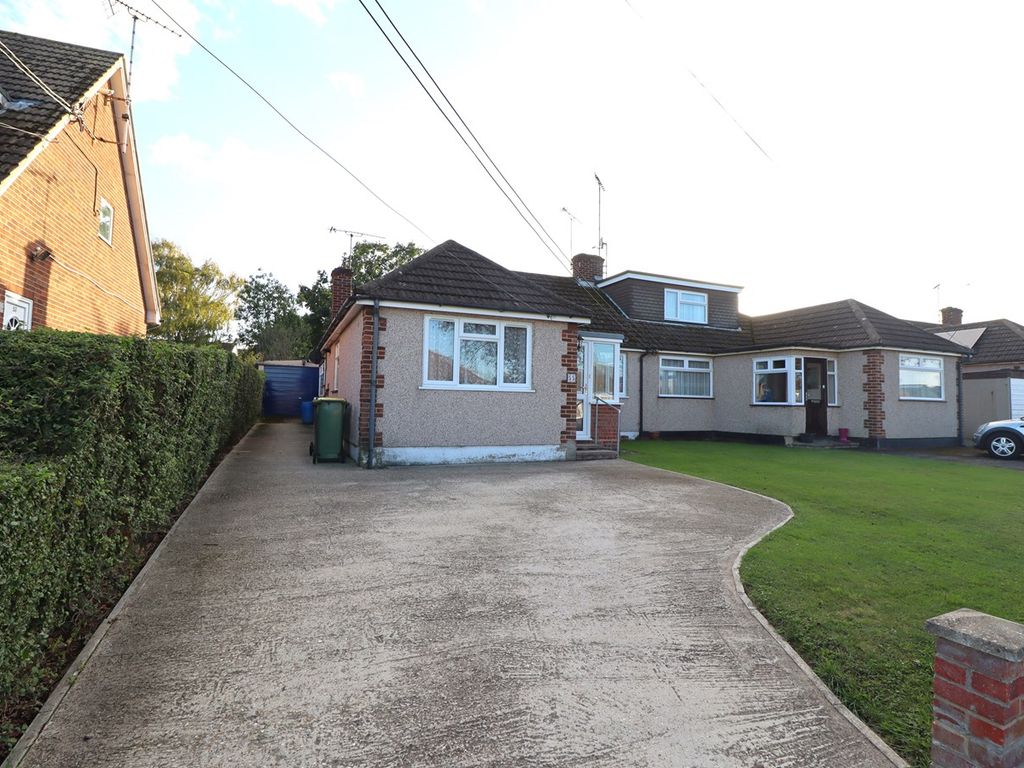 2 bed semidetached bungalow for sale in Louis Drive, Rayleigh SS6, £