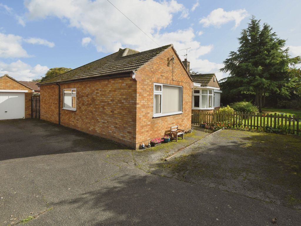 3 bed bungalow for sale in Macmillan Avenue, North Hykeham, Lincoln, Lincolnshire LN6, £295,000