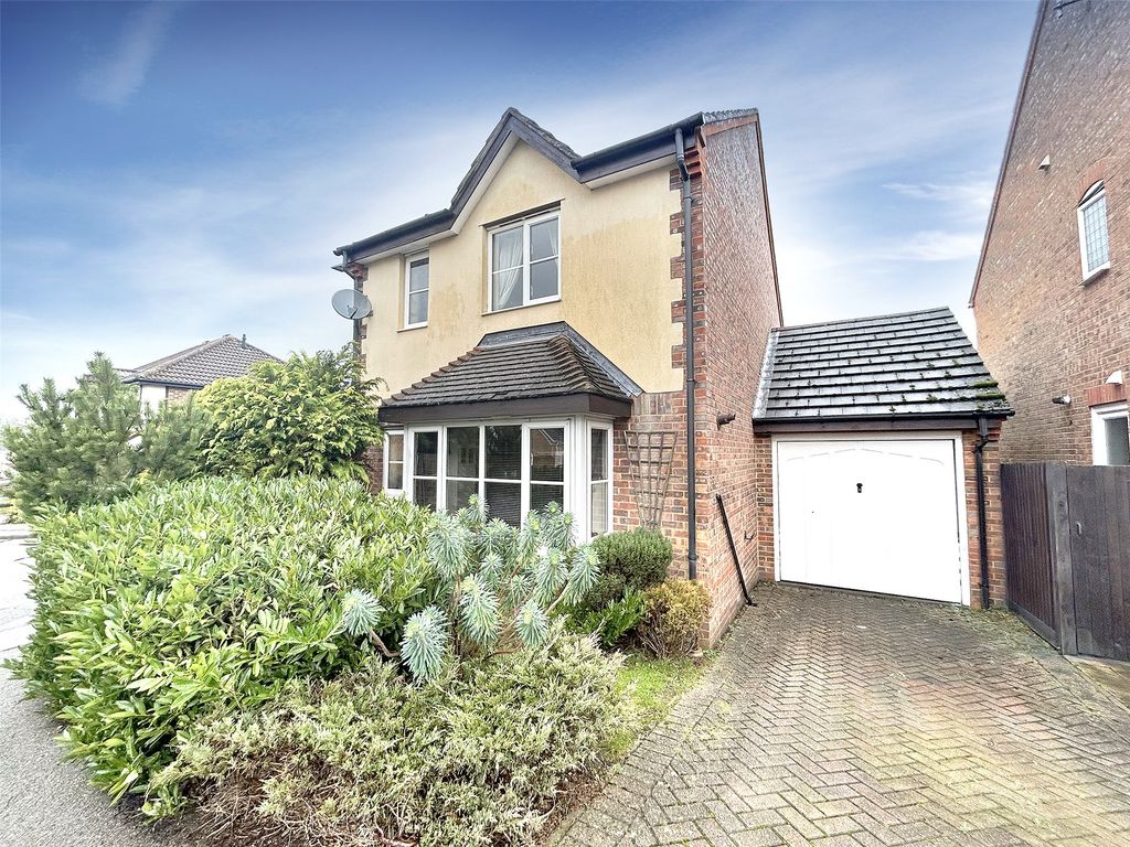 3 bed detached house for sale in Mareshall Avenue, Warfield, Bracknell