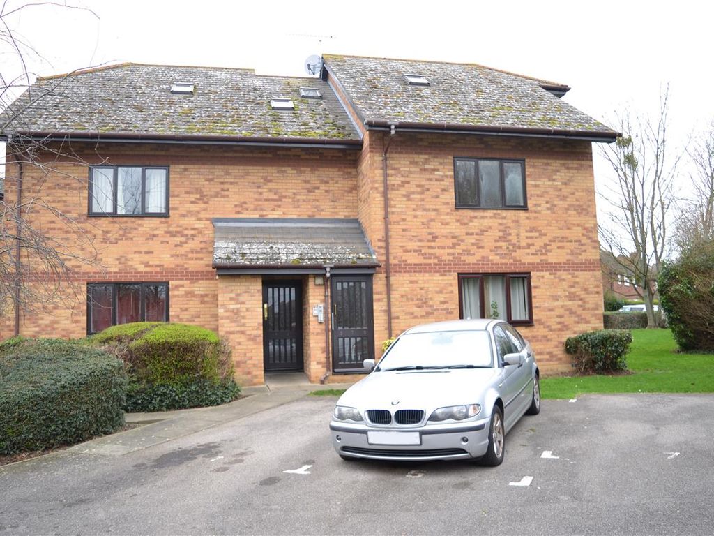 2 bed flat for sale in Cavendish Gardens, St. Margarets Road