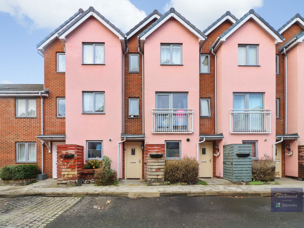 4 bed town house to rent in Adams Drive, South Willesborough, Ashford