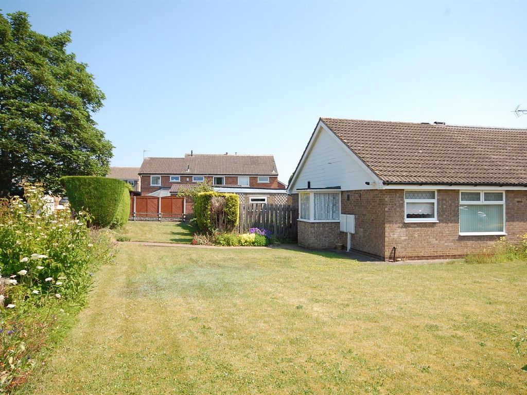 2 bed semidetached bungalow for sale in Glamis Close, Garforth, Leeds