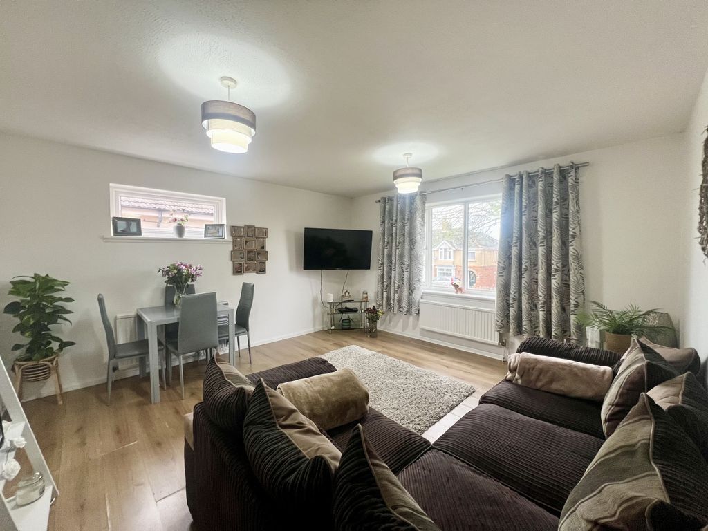 2 bed flat to rent in Edmonds Court, Didcot OX11, £1,150 pcm Zoopla