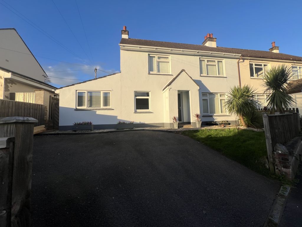 4 bed semidetached house to rent in Wallis Grove,