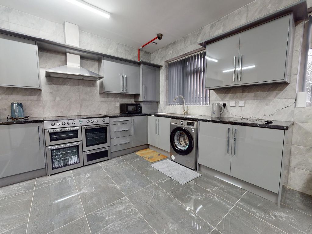 Room to rent in Moss Vale Road, Urmston, Manchester M41, £650 pcm Zoopla