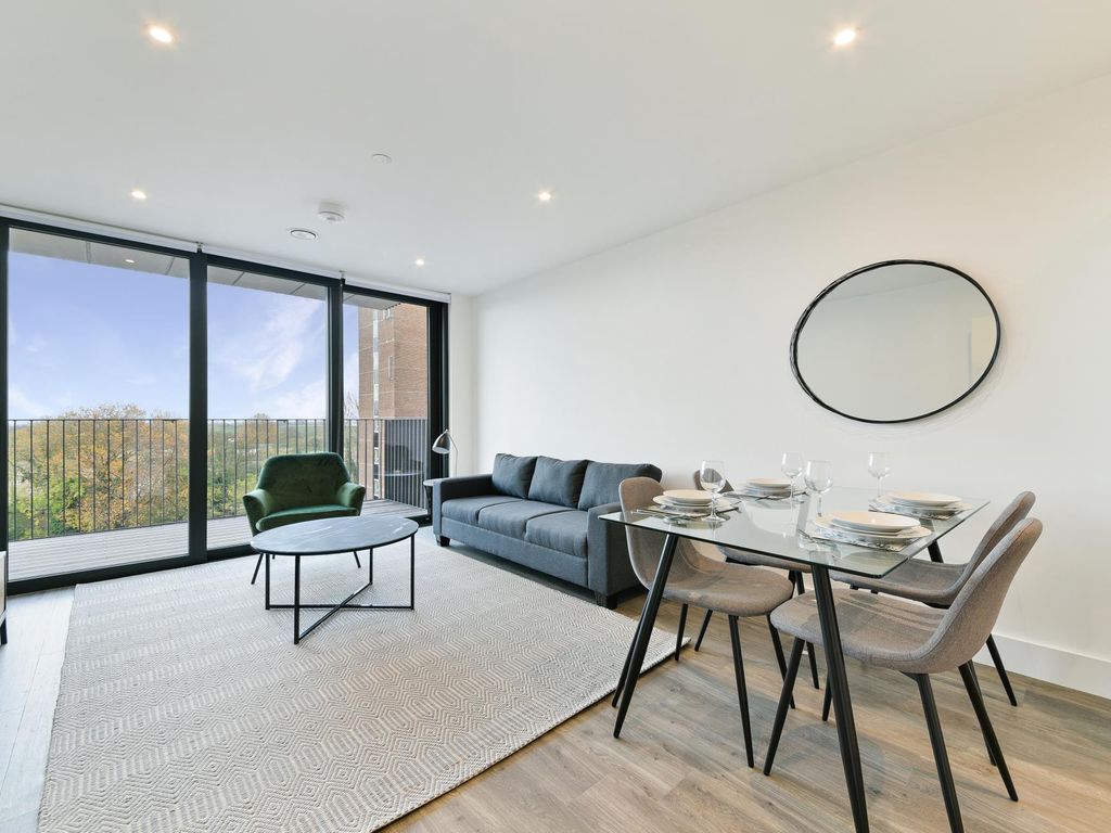 1 bed flat to rent in Sandown House, Staines Upon Thames TW18, £1,450