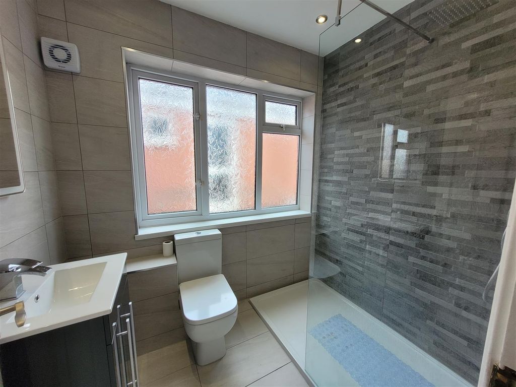 4 bed flat to rent in Charnwood Road, Shepshed, Loughborough LE12 Zoopla