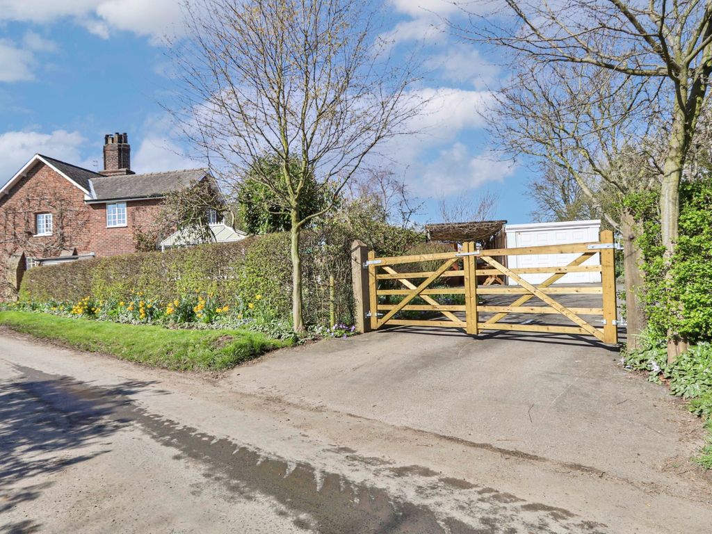 3 bed semidetached house for sale in Dancing Lane, Swine, Hull, East