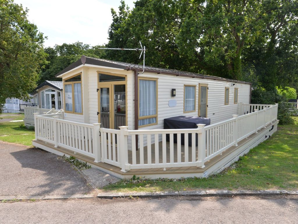 3 bed mobile/park home for sale in Shorefield Road, Downton, Lymington
