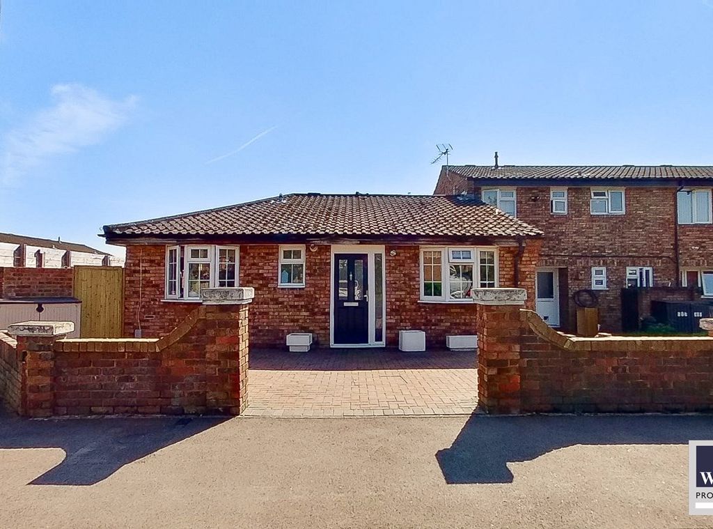 3 bed bungalow for sale in Cussons Close, Cheshunt EN7, £450,000 Zoopla