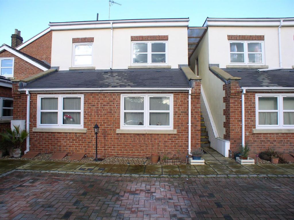1 bed flat to rent in Hidden Close, West Molesey KT8, £1,250 pcm Zoopla