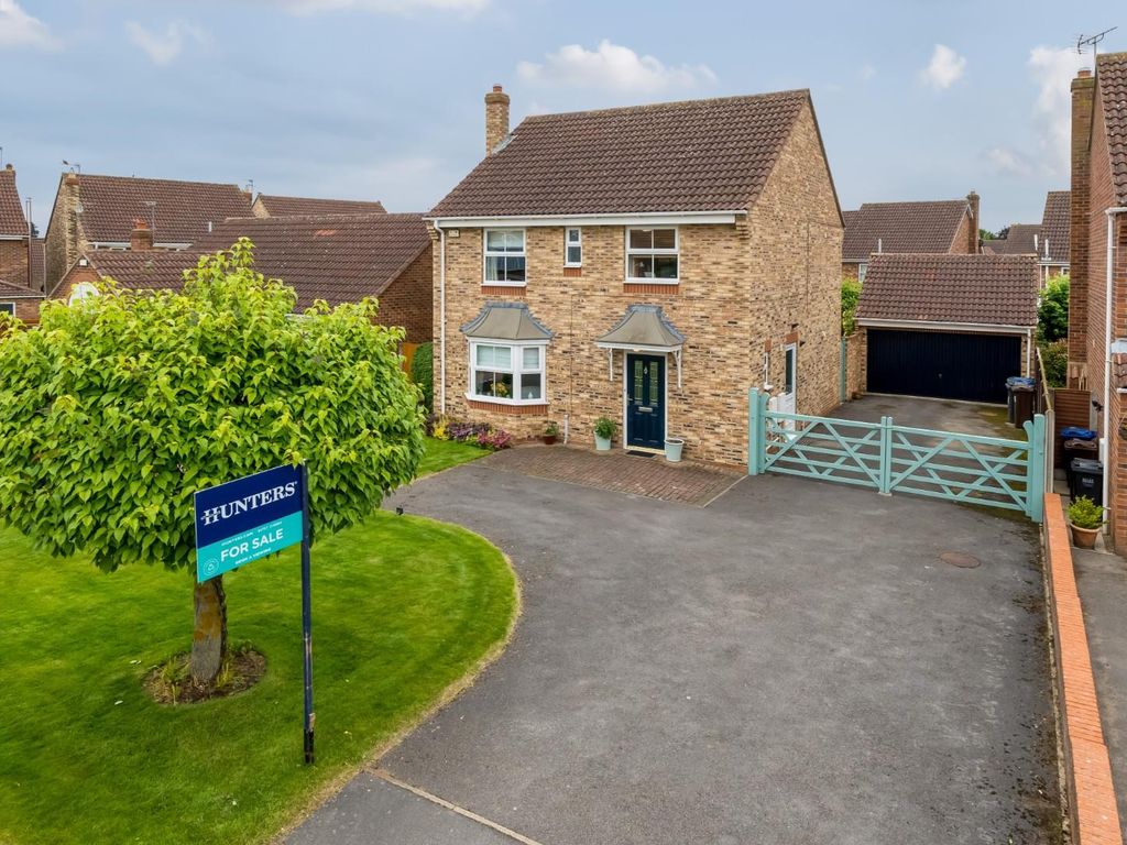 3 bed detached house for sale in Steward Close, Brayton, Selby YO8, £