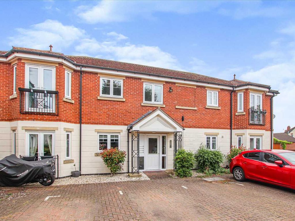 2 bed flat for sale in Western Avenue, Bracebridge Heath, Lincoln LN4