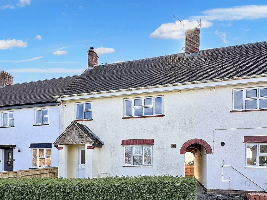 3 bed terraced house for sale in Marlborough Gardens, Faringdon SN7, £