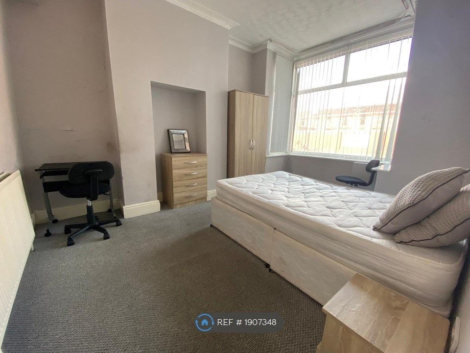 Room to rent in Cromwell Road, Salford M6, £599 pcm Zoopla