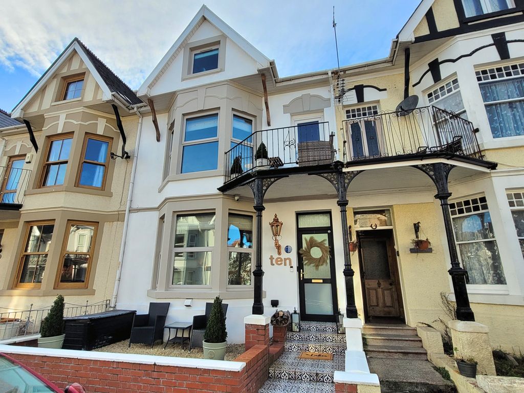 6 bed terraced house for sale in Picton Avenue, Porthcawl CF36, £