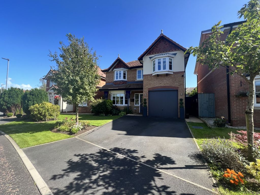 4 bed detached house for sale in Jubilee Gardens, Staining FY3, £