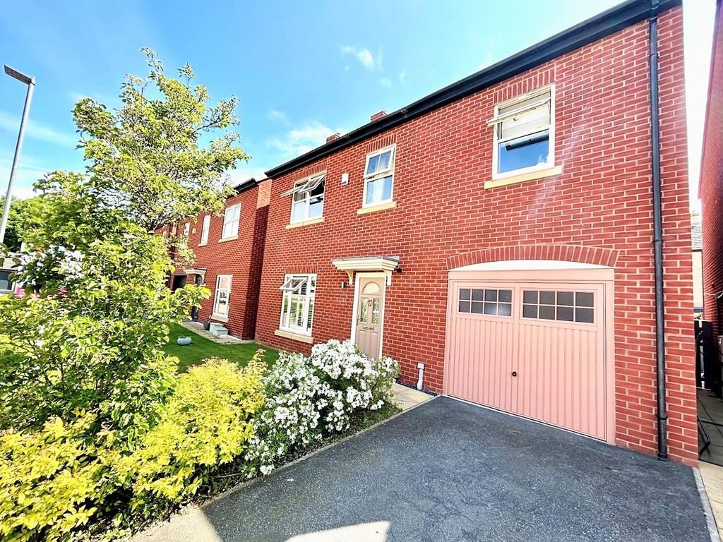 4 bed property for sale in Glencrest Way, WathUponDearne, Rotherham