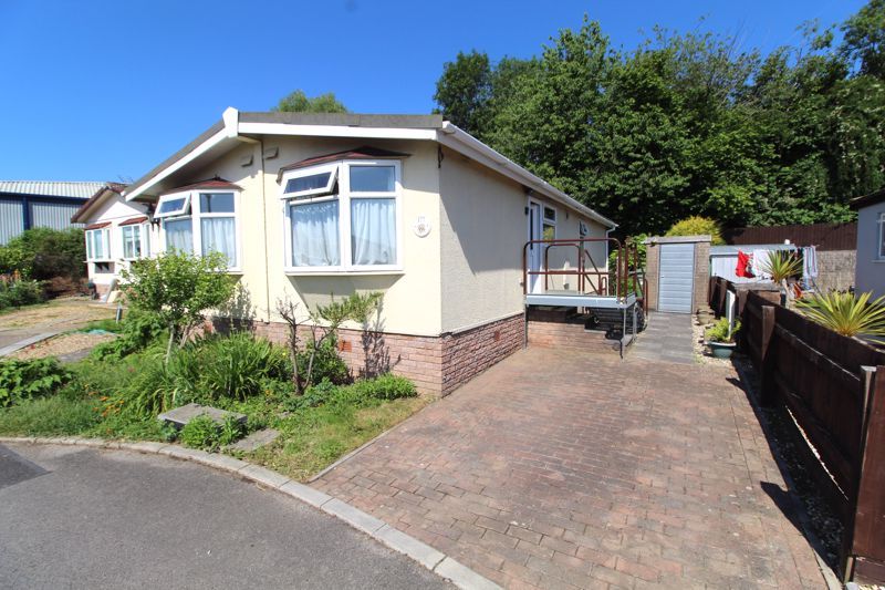 2 bed mobile/park home for sale in Woodlands Park, Almondsbury, Bristol