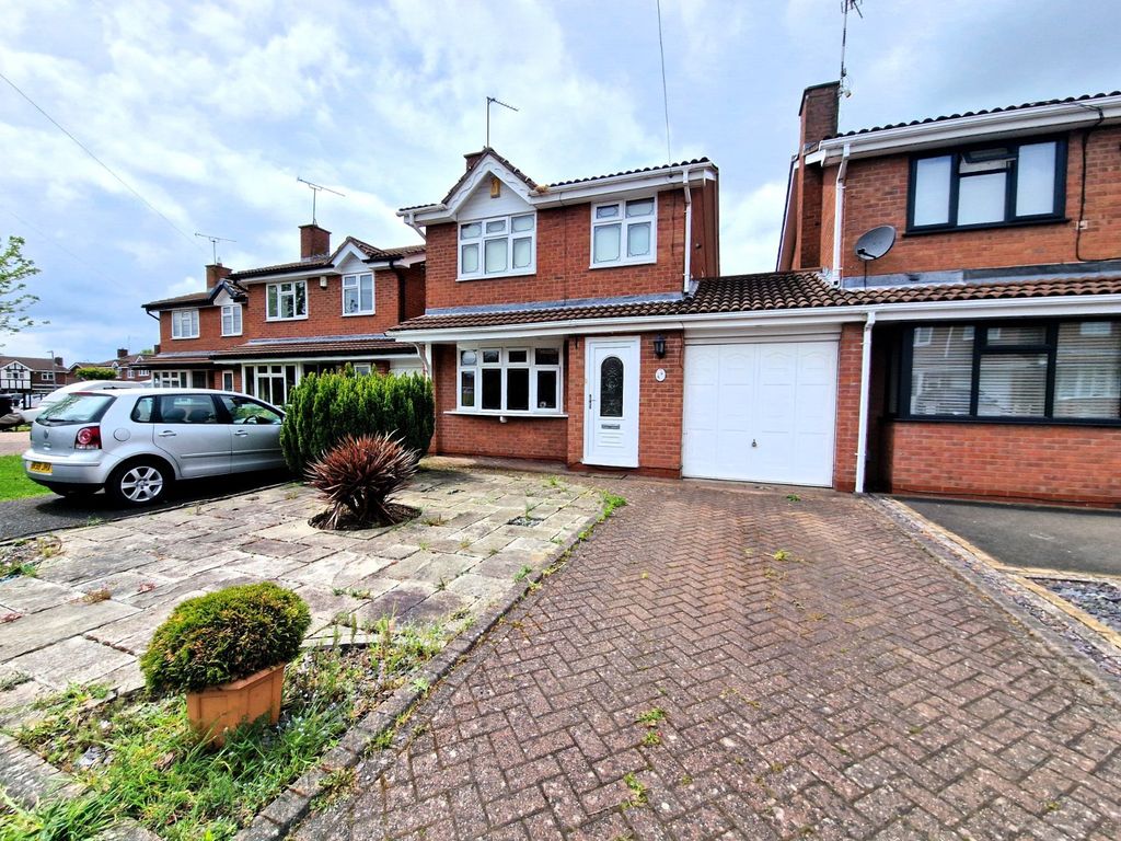 3 bed link detached house for sale in Millais Close, Bedworth