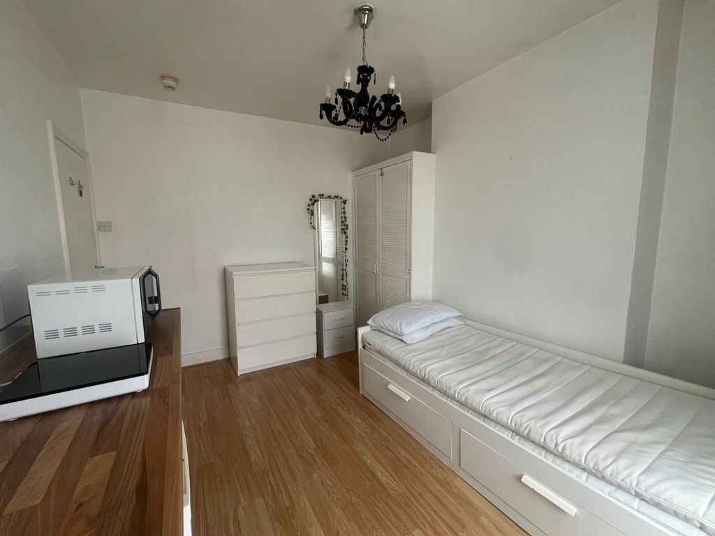 Room to rent in All Bills Included Bedsit, Finsbury Park N4, £800 pcm