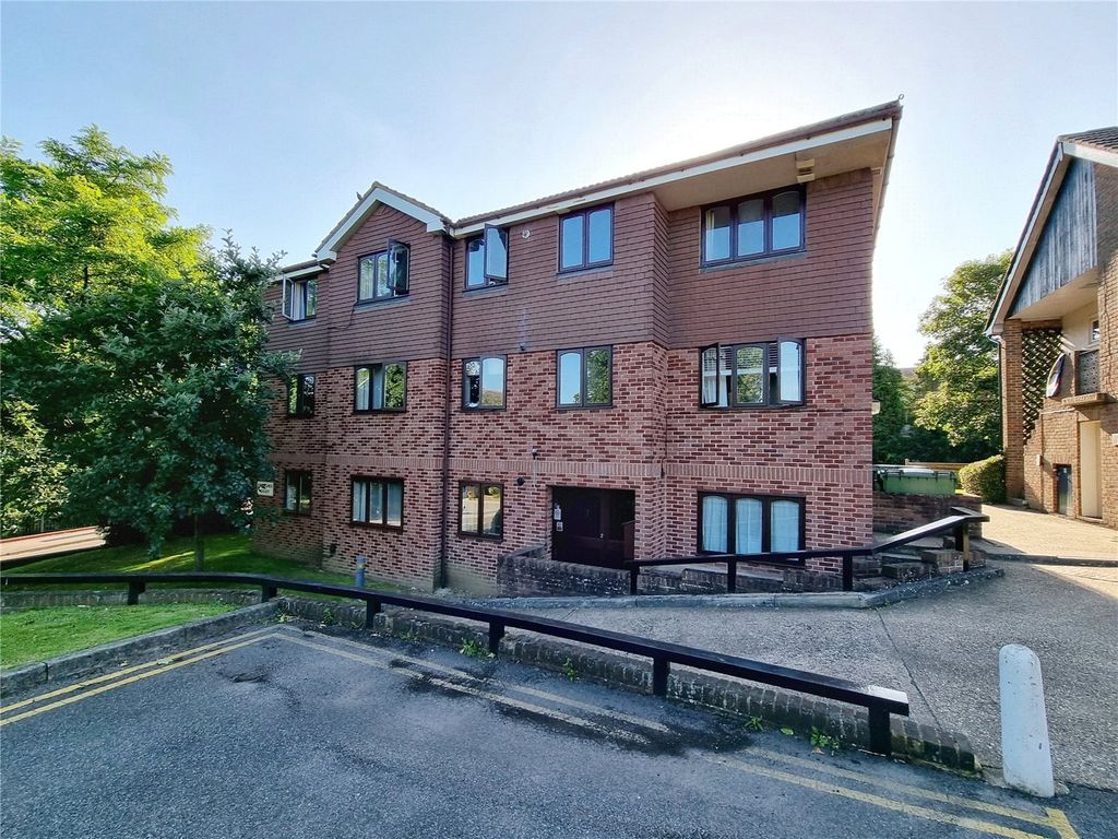 1 bed flat to rent in Frenches Road, Redhill, Surrey RH1, £1,200 pcm