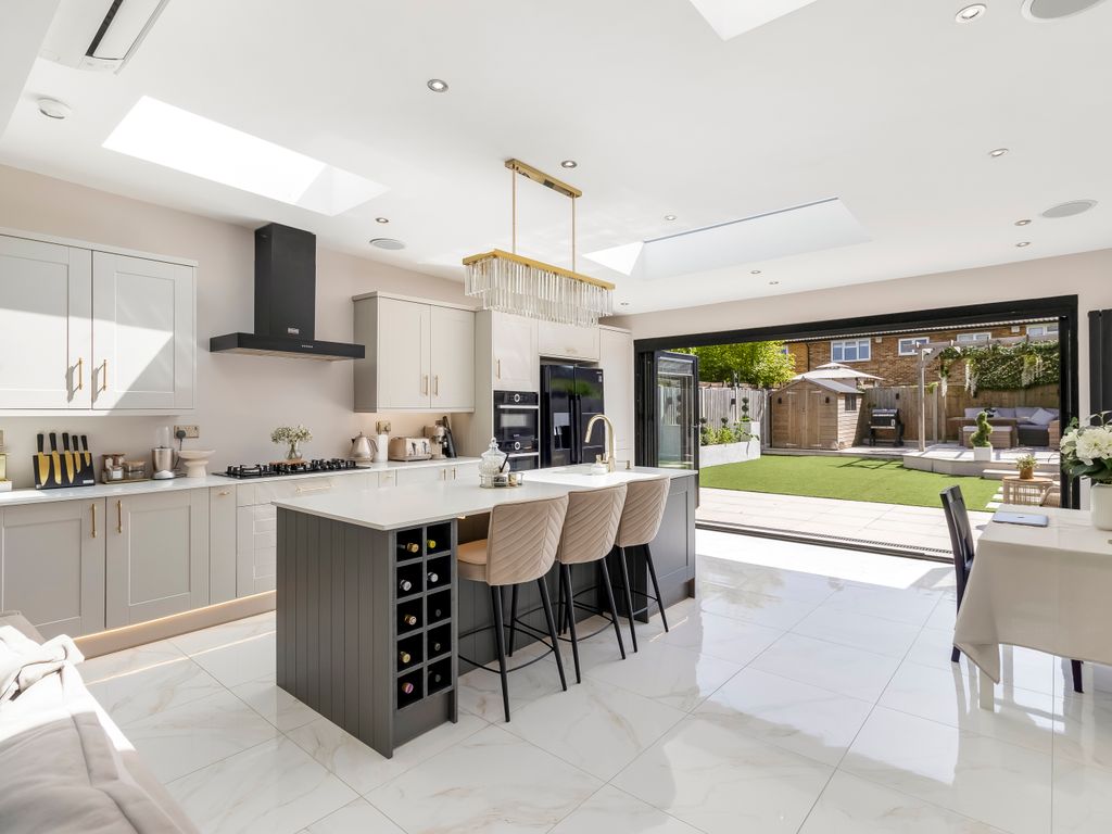 2 bed end terrace house for sale in Limes Road, Waltham Cross EN8, £