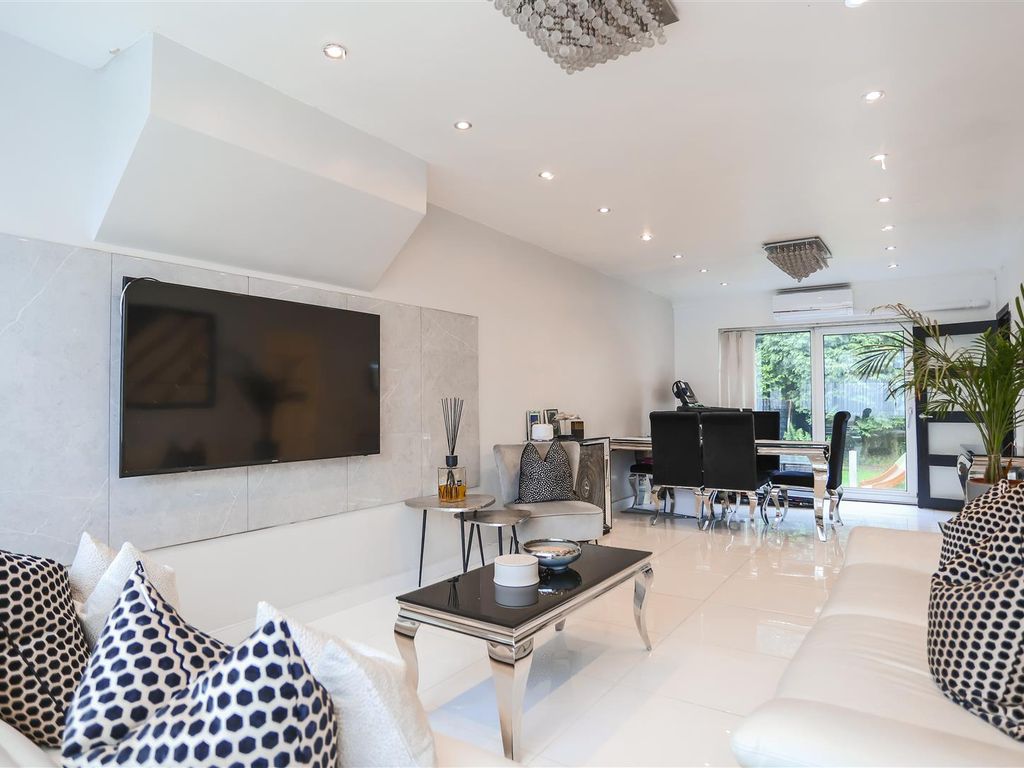 3 bed semidetached house for sale in Moorside Road, Swinton