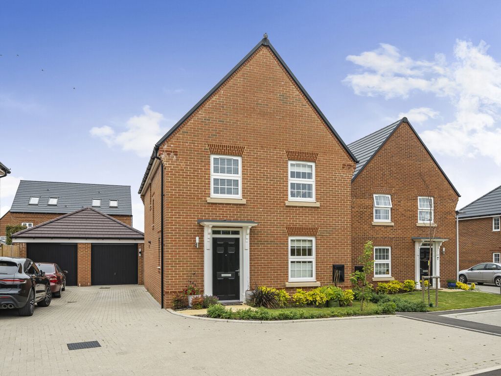 4 bed detached house for sale in Lonsdale Road, Wokingham, Berkshire