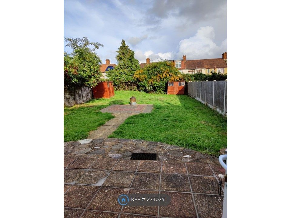 3 bed end terrace house to rent in Grafton Road, Dagenham RM8, £2,150