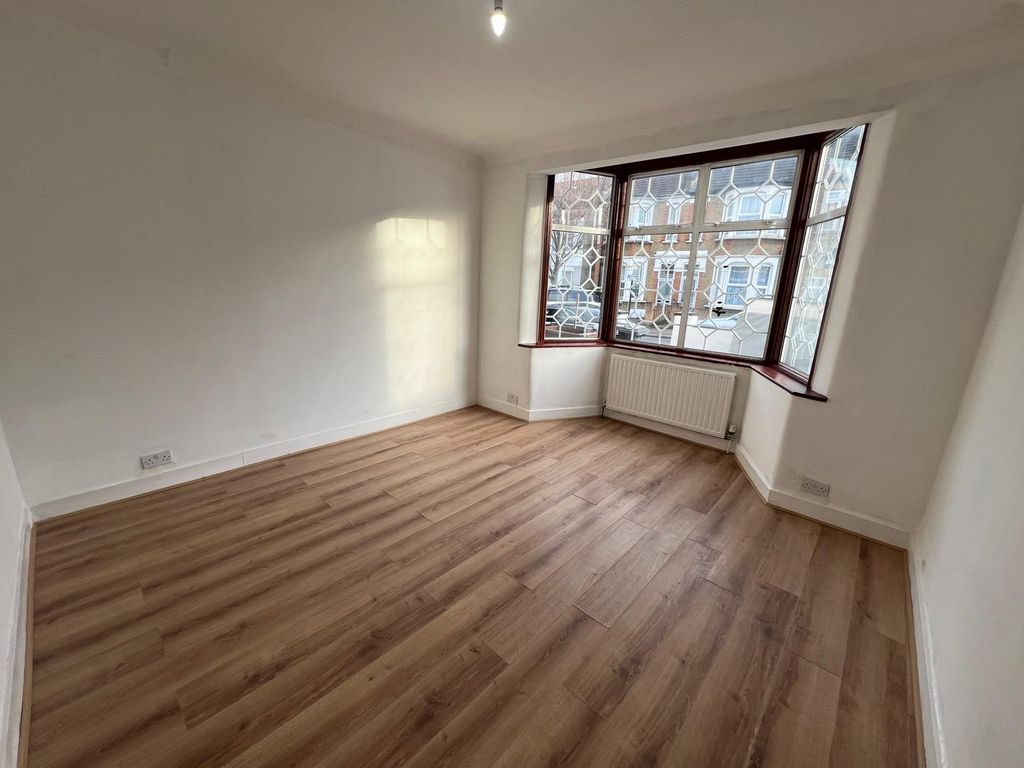 4 bed terraced house to rent in Matlock Road, London E10, £3,000 pcm