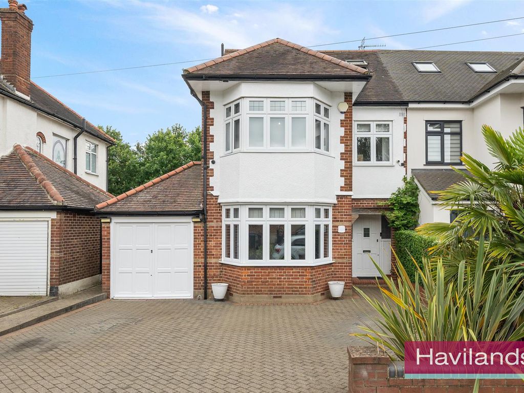 4 bed semidetached house for sale in Lakenheath, London N14, £