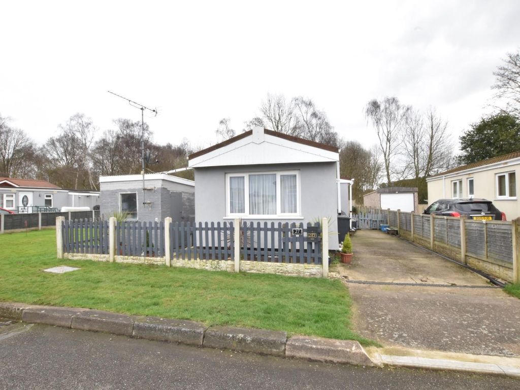2 bed mobile/park home for sale in First Avenue, Ashfield Park