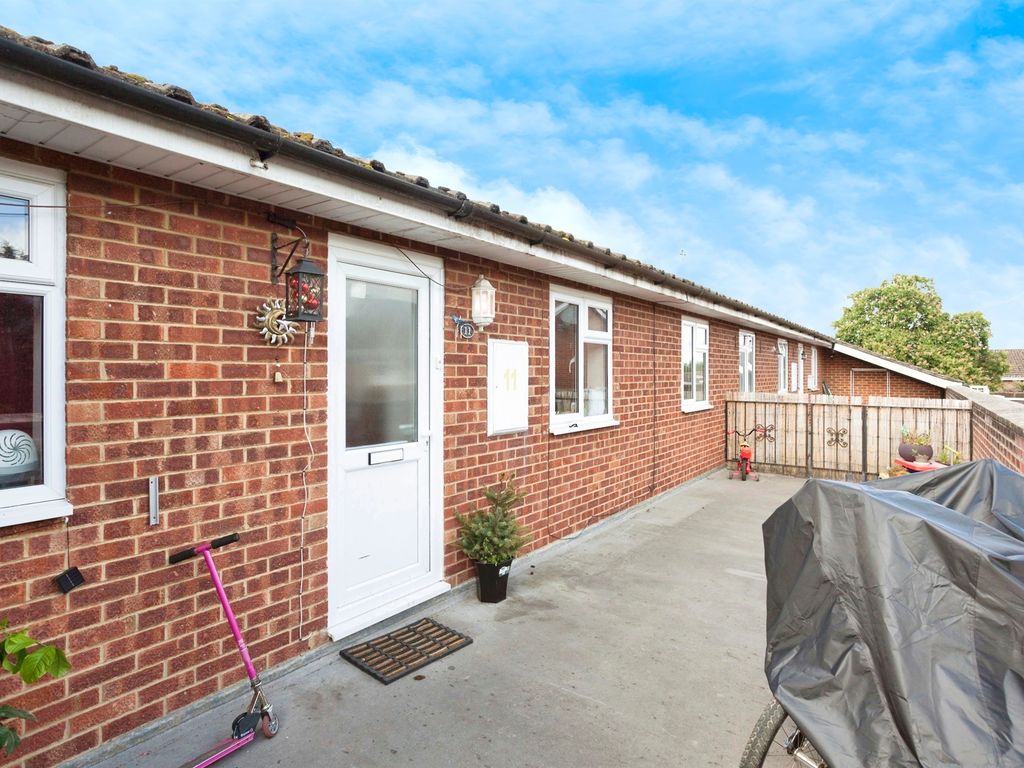 3 bed for sale in Coltsfoot Drive, Horsham RH12, £255,000