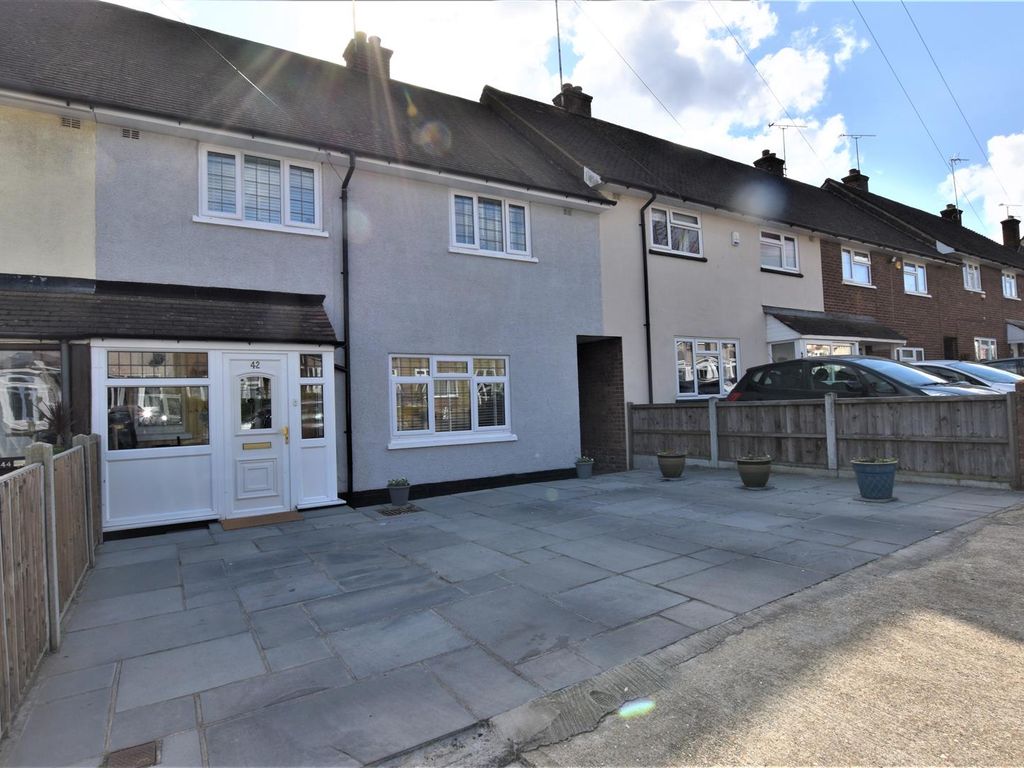 3 bed property for sale in Bartlow Gardens, Romford RM5 Zoopla