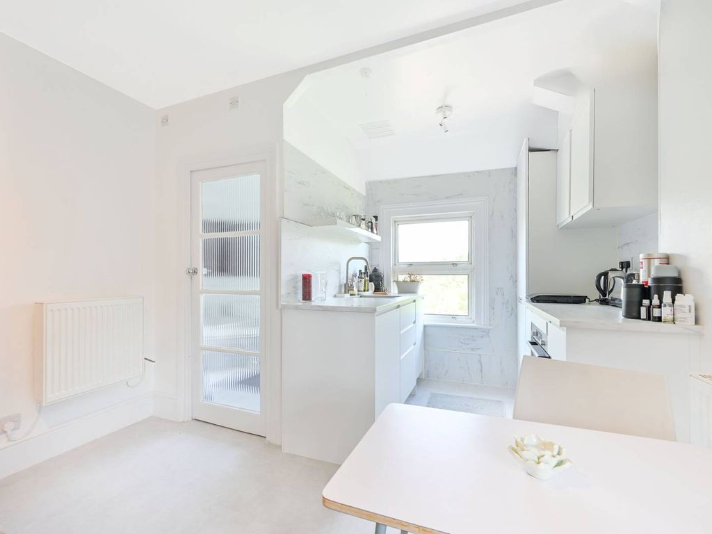 Studio to rent in Avenue South, Surbiton KT5, £1,250 pcm Zoopla