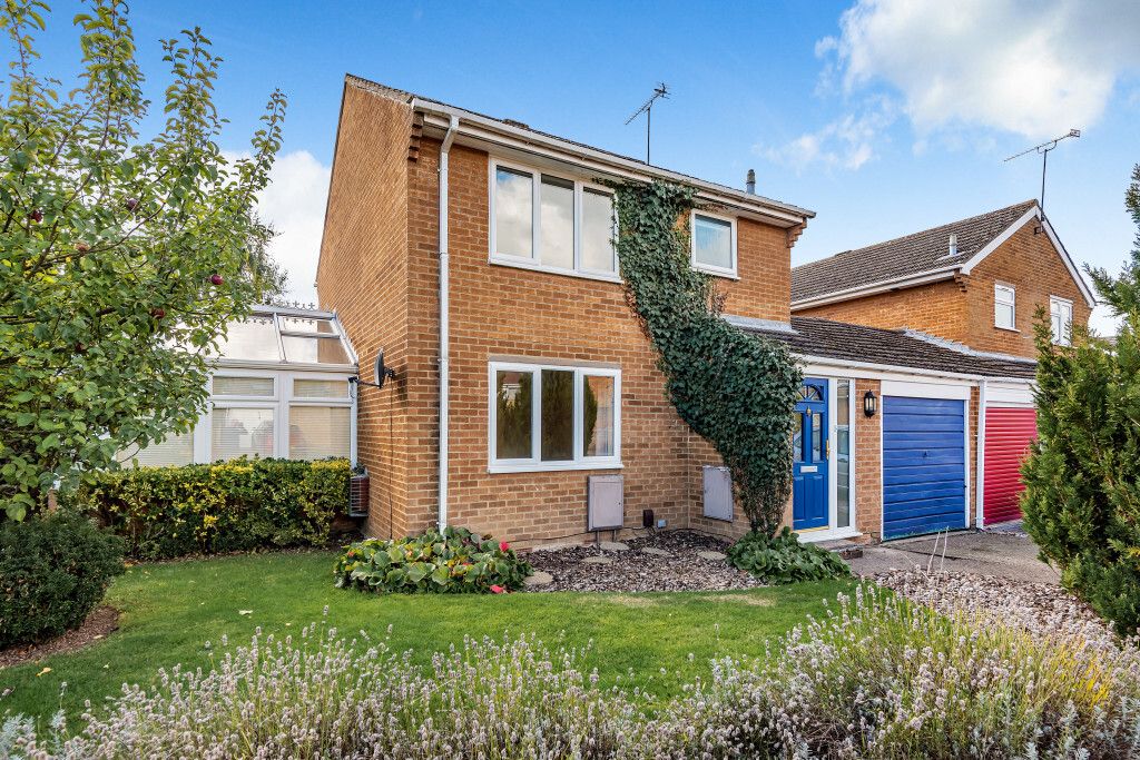 3 bed linkdetached house for sale in Hurst Park Road, Twyford, Reading