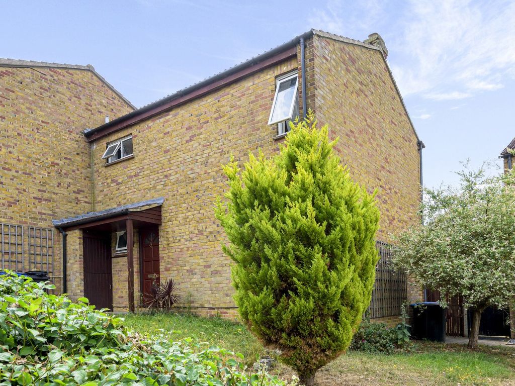 3 bed semidetached house for sale in Fold Croft, Harlow, Essex CM20